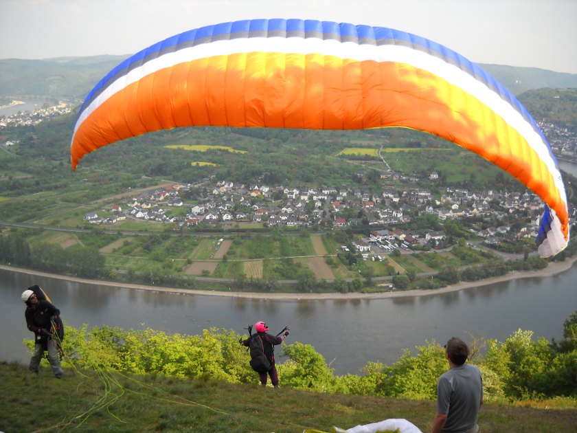 Gleitschirmflieger über dem Rhein