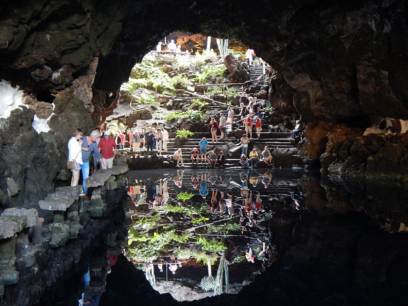 Lanzarote César Manrique Höhle Jameos del Aqua mit dem See.