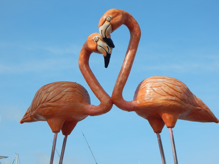 Zwei künstliche rosa Flamingos in Oranjestad auf Aruba werben für den Flamingostrand.