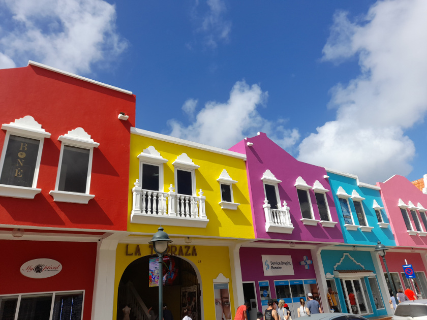 Kralendijk, die Hauptstadt von Bonaire. Bunte Häuser der Hauptstraße
