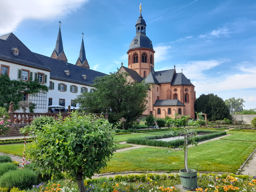 Kloster Seligenstadt mit der Basilika und dem Garten