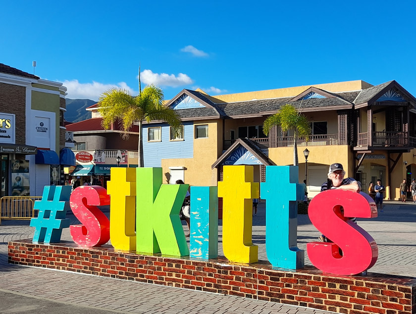 St Kitts und Nevis, bunte Buchstaben im Hafen