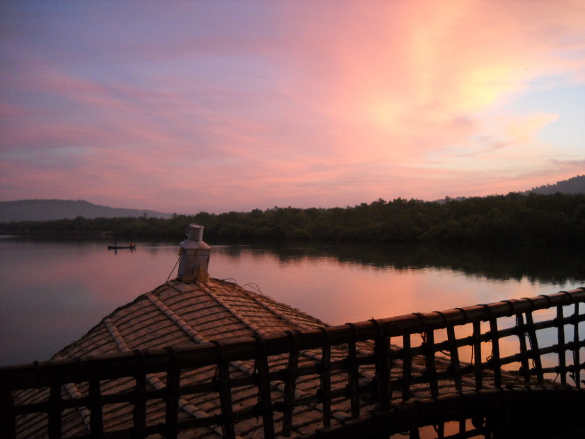 Sonnenaufgang in Goa vom Hausboot aus gesehen