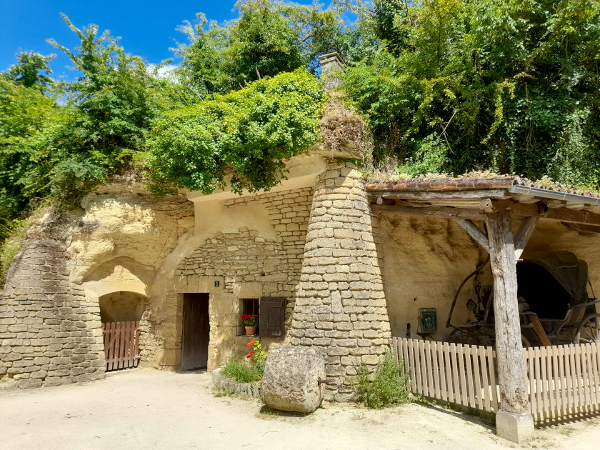 Höhlendörfer in Frankreich, Rochemenier Eingang zu einer Höhle